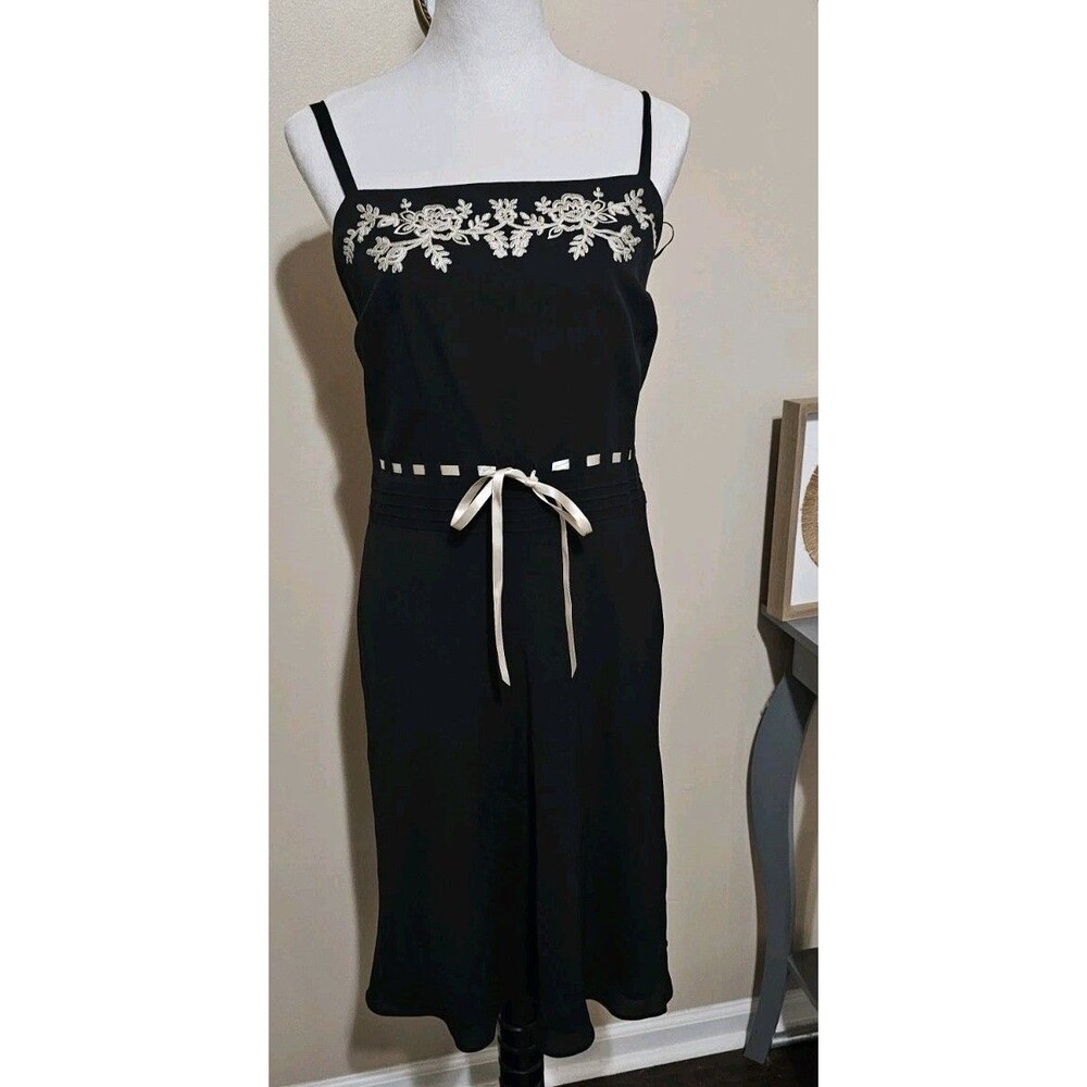 Ann Taylor Loft Dress 100% Silk Womens Black floral embroidery at the bust.sz 6 - Picture 2 of 11